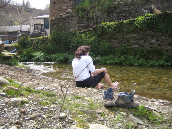 Refresco de pies en el río