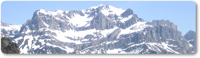 Vista panor&aacute;mica de los Picos de Europa desde el mirador de Piedrashitas